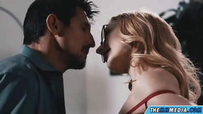 الجنس الرومانسي مع شقراء بصورة عاهرة